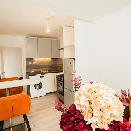Coombe Hill 2 Bedroom House & Parking